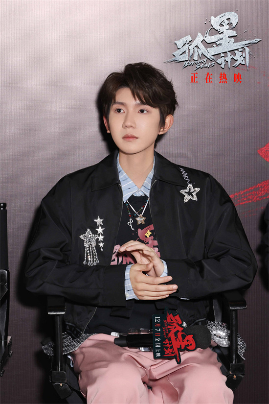 王源演唱《孤星计划》青年报国勇敢心 上映倡导 -2 王源演唱《孤星计划》青年报国勇敢心 上映倡导 -2