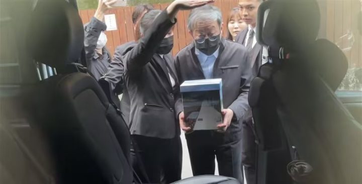 独生子抱母亲骨灰去花葬现场，琼瑶遗体火化完毕 -2