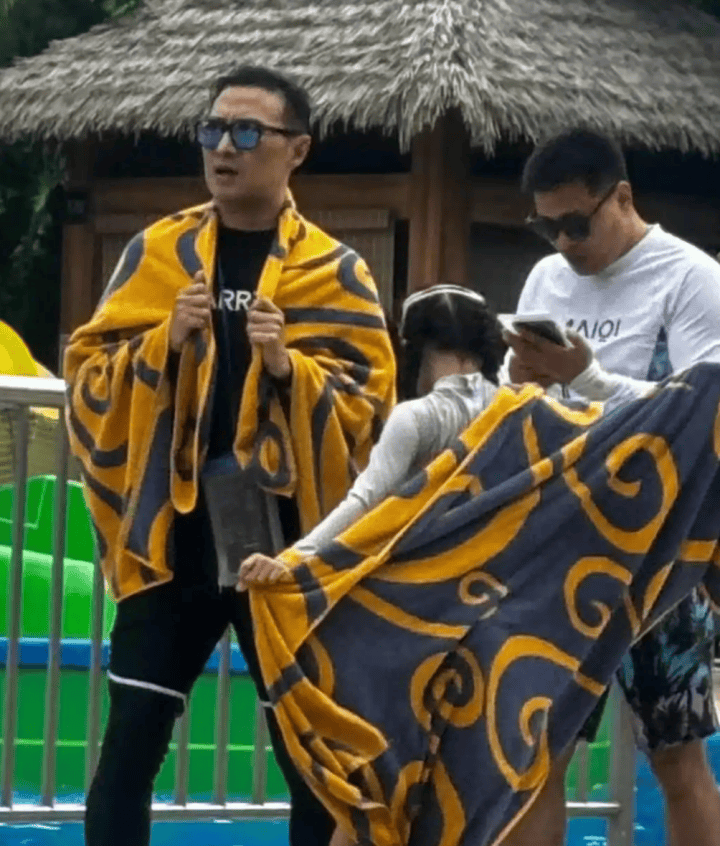 汪峰携女醒醒三亚欢度春节,10岁小美女颜值气质出众 -1 汪峰携女醒醒三亚欢度春节,10岁小美女颜值气质出众 -1