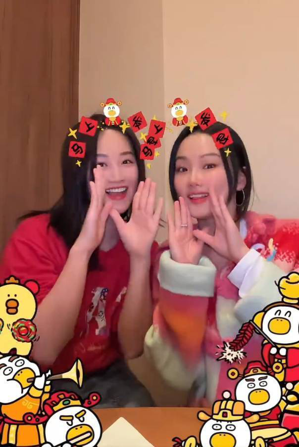 蓝盈莹与黄龄共舞手势舞,笑容满面 -2 蓝盈莹与黄龄共舞手势舞,笑容满面 -2