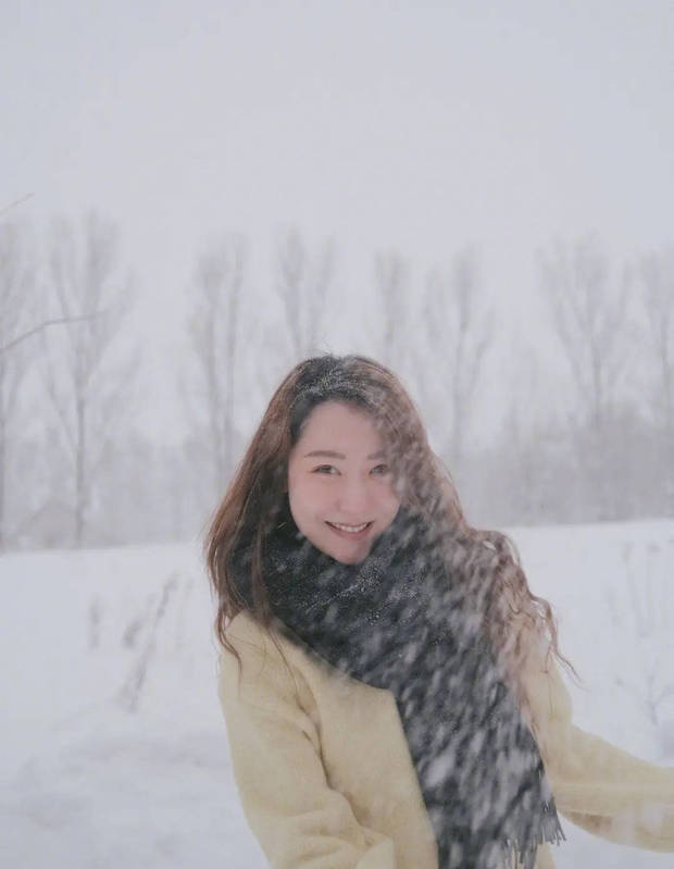 雪地漫步：黑围巾下的灿烂笑容 -2