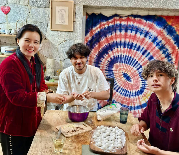 龚琳娜与子同窗共度佳节,温馨包汤圆 -1 龚琳娜与子同窗共度佳节,温馨包汤圆 -1