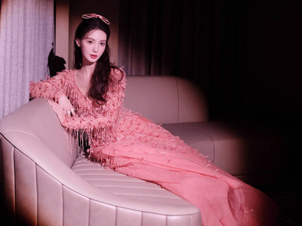 金晨粉裙配羽毛 蝴蝶结添少女风情 -1