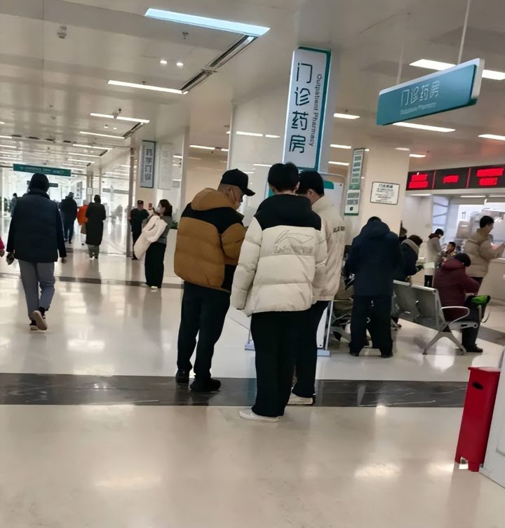 岳云鹏现身北京医院,口罩遮面精神佳 -2 岳云鹏现身北京医院,口罩遮面精神佳 -2