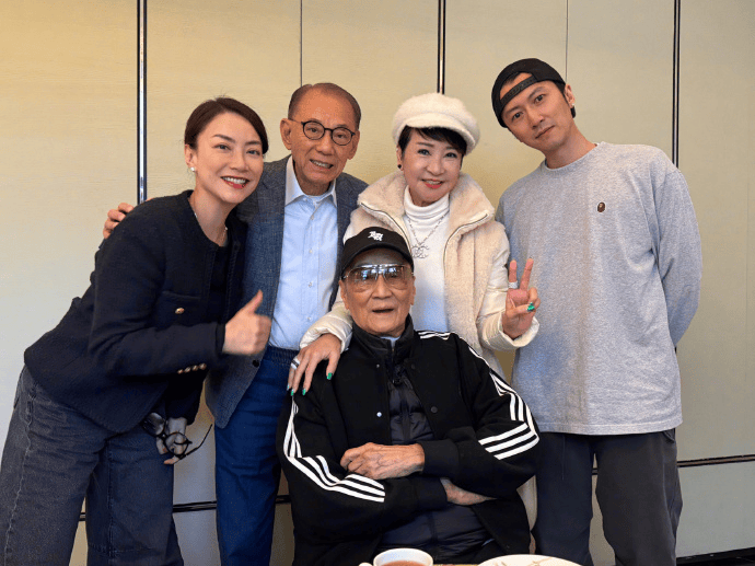 霍汶希晒谢霆锋全家福，遗憾未抢到香港演唱会票 -2