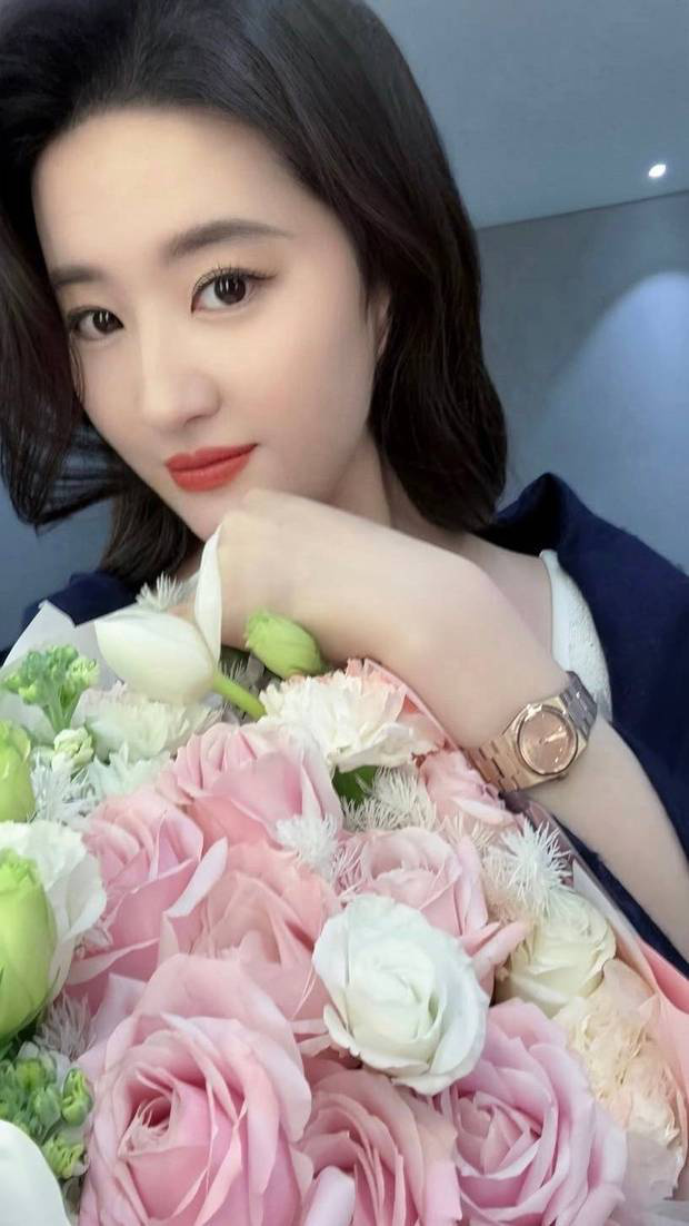 刘亦菲日常随拍：微笑展现优雅《温柔笑颜》 -2