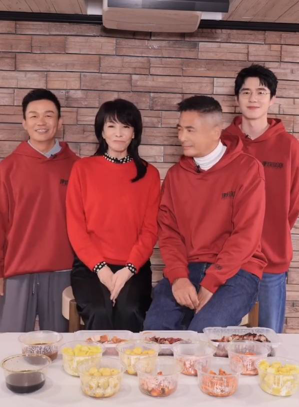 周润发亲郑裕玲，携手王宝强刘昊然合影 -3