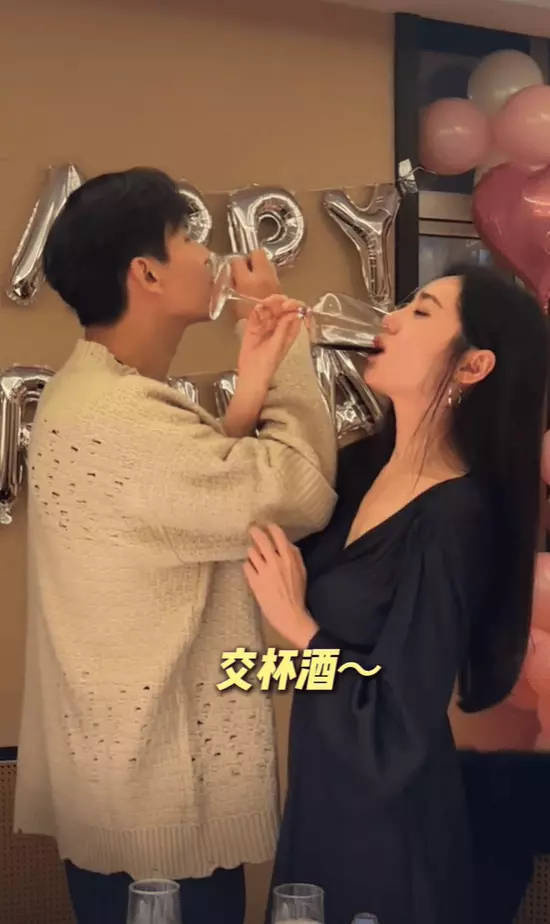 秋瓷炫生日宴：于晓光父母扭秧歌 家庭欢乐合影 -3