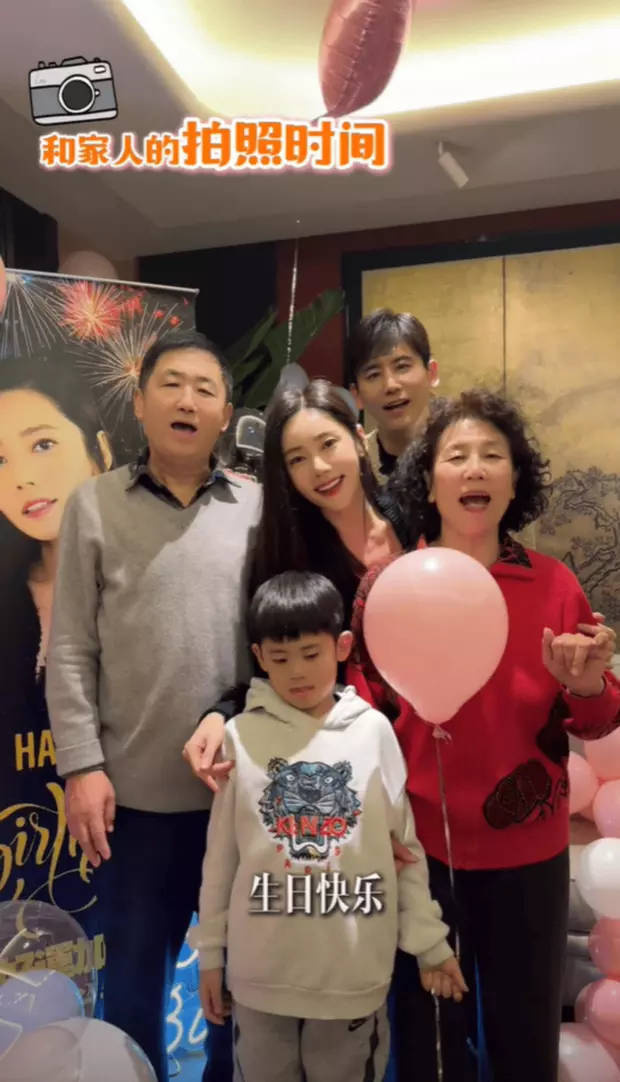 秋瓷炫生日宴：于晓光父母扭秧歌 家庭欢乐合影 -1