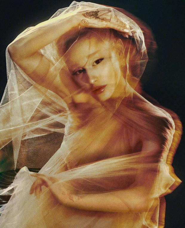 绮丽光影中，Ariana Grande曼妙如少女 -2