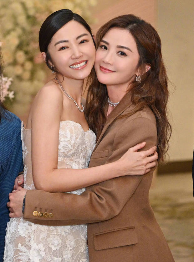 蔡卓妍出席卫诗雅婚礼，晒照显深情拥抱 -2