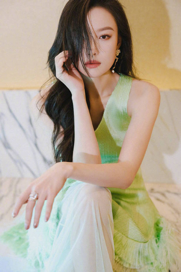倪妮轻抚芍药，绿纱裙古韵生香 -1