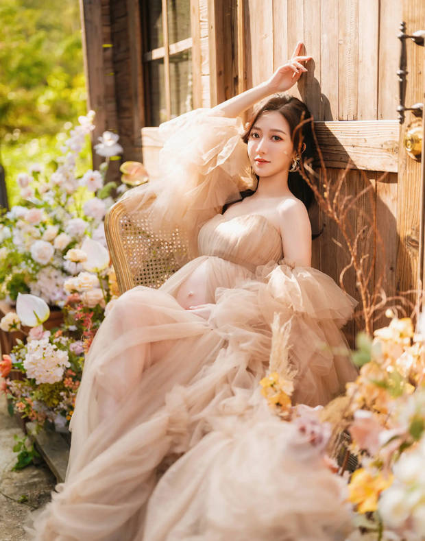 何依婷孕照曝光：天鹅颈孕肚，灵气满满 -2