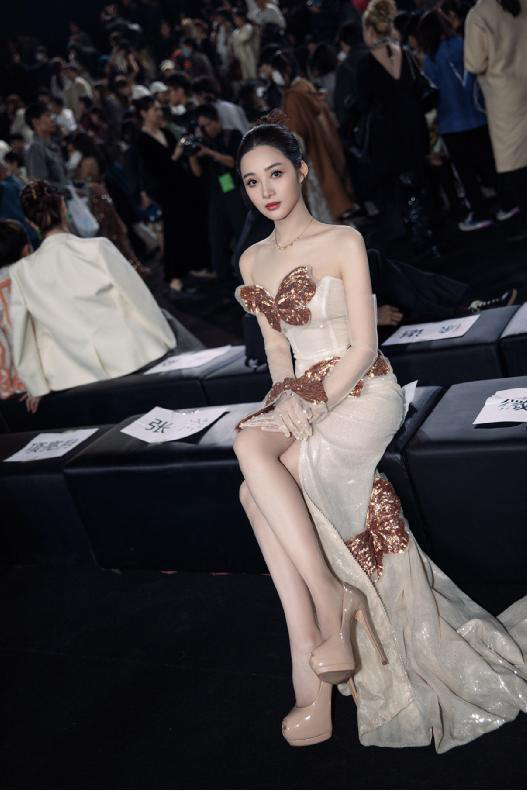 孙嘉璐时装周亮相:角色与时尚交融,气场全开 -1 孙嘉璐时装周亮相:角色与时尚交融,气场全开 -1