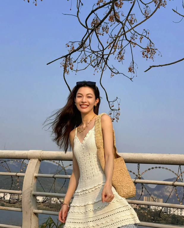 钟楚曦小白裙演绎春日清新，展现纯美新风尚 -4