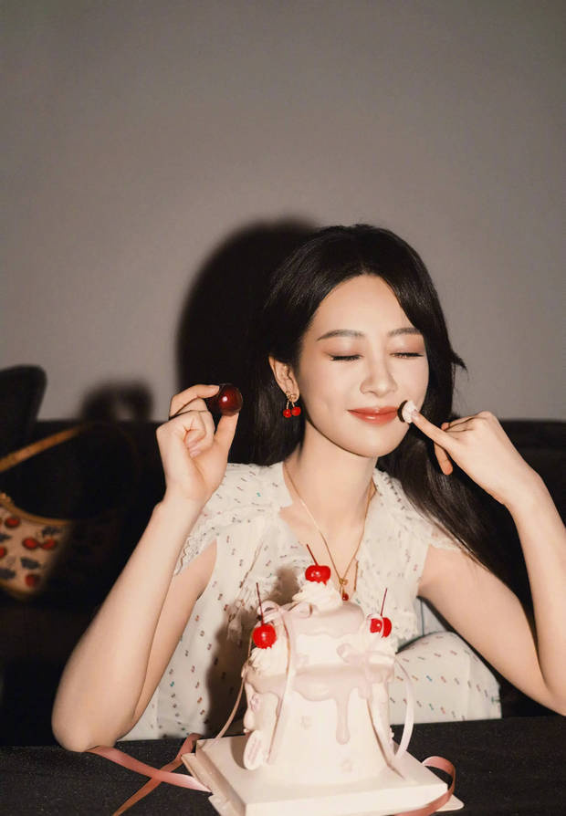 杨紫粉吊带俏皮亮相，甜笑展温柔 -2