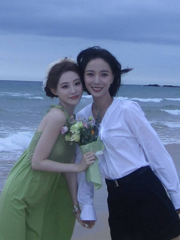 祝绪丹绿裙骑行,与王珞丹沙滩共赏海 -2 祝绪丹绿裙骑行,与王珞丹沙滩共赏海 -2