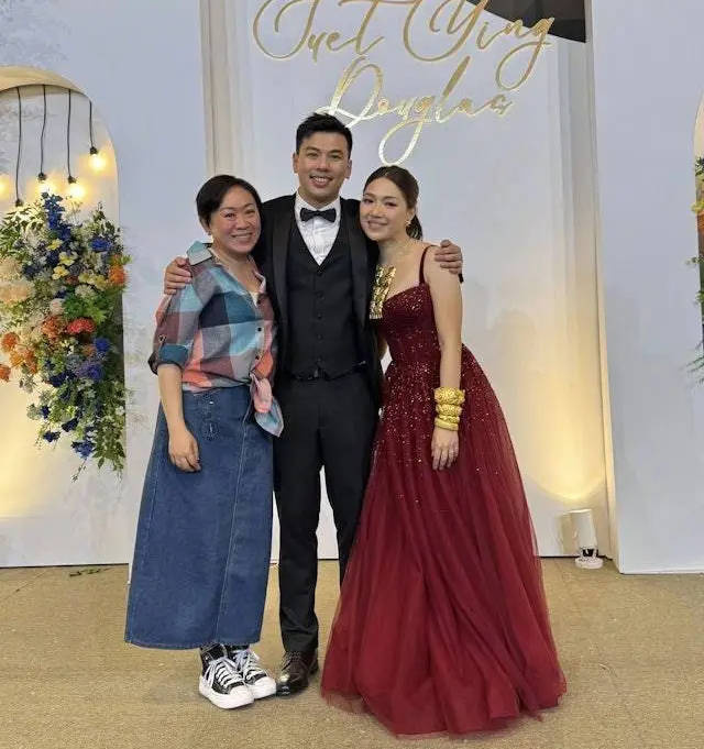 王祖蓝出席妹妹婚礼，银色礼服难掩喜悦之情 -2