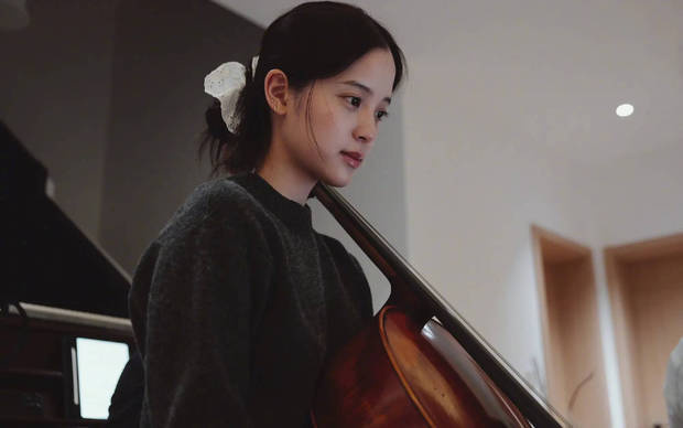 欧阳娜娜大提琴演奏：专注展现少女灵动魅力 -4