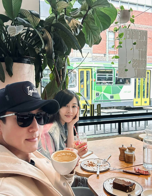 吴尊夫妇恩爱同行，旅行合影洋溢甜蜜爱意 -1