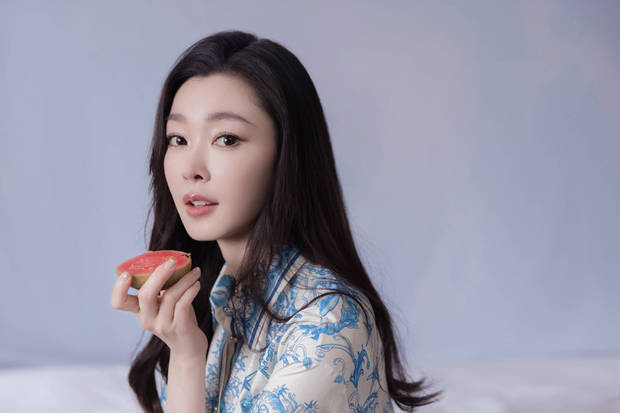 宋轶穿中式绣衣如青瓷,手执繁花绘诗意图 -1 宋轶穿中式绣衣如青瓷,手执繁花绘诗意图 -1