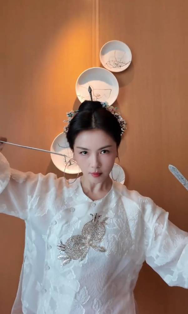 “福州三条簪”下刘涛：侠女飒爽，眼神凌厉显坚毅 -2
