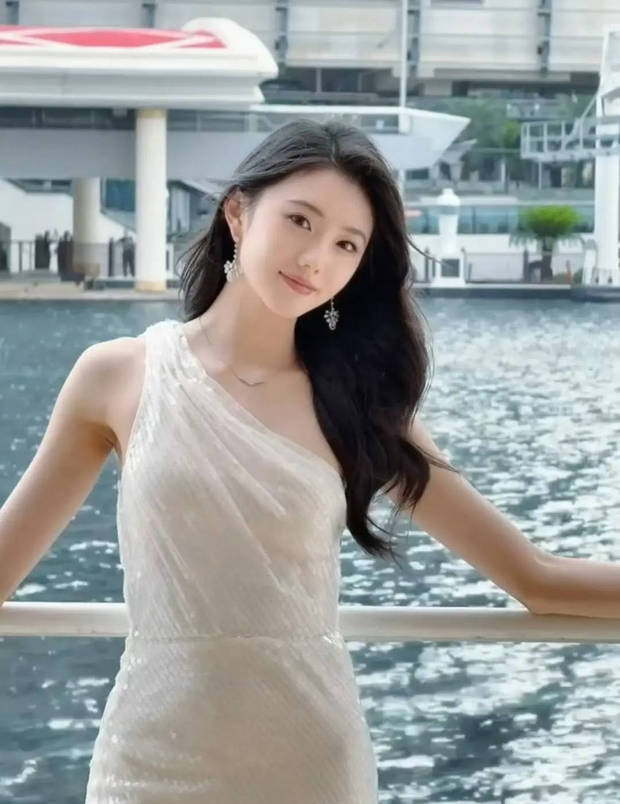 刘浩存白裙造型高级，怼脸镜头明艳照人 -1