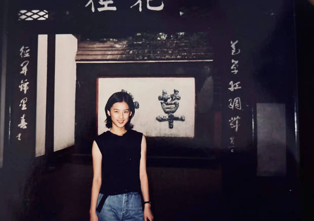 15岁黄圣依“黑坎肩”旧照曝光，清纯灵动颜值爆表 -1