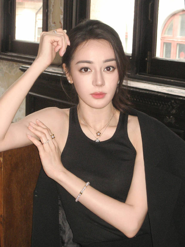 迪丽热巴演绎《极简高级感》：酷飒与柔美共存的黑色背心风 -1