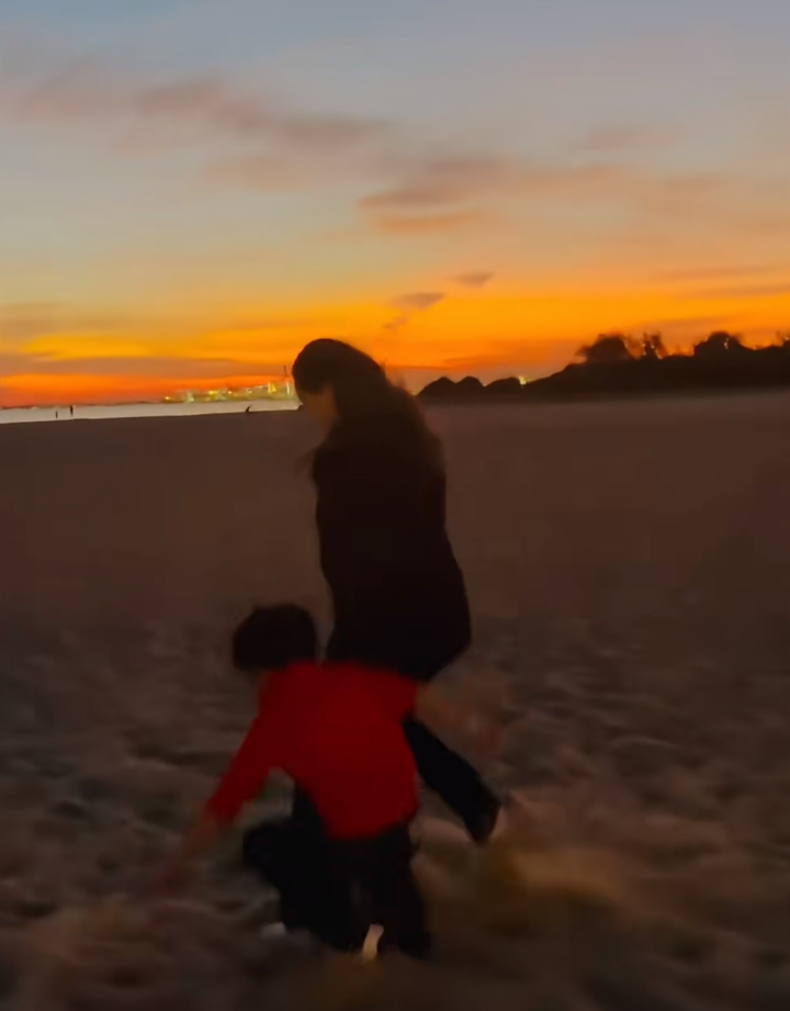 周杰伦分享昆凌母子足球时光：自认球技不敌爱妻 -1