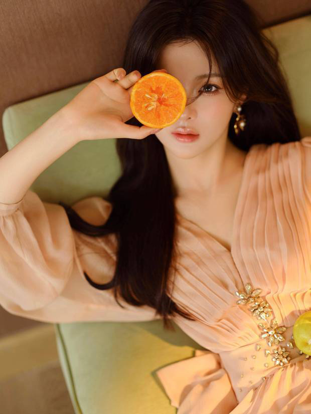 杨超越粉裙配橙妆，甜欲风造型惊艳 -4