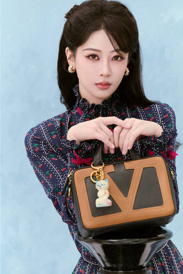 杨紫《樱桃碎花裙》甜妹风!微卷发型显复古温柔 -1 杨紫《樱桃碎花裙》甜妹风!微卷发型显复古温柔 -1