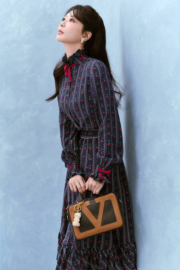 杨紫《樱桃碎花裙》甜妹风!微卷发型显复古温柔 -1 杨紫《樱桃碎花裙》甜妹风!微卷发型显复古温柔 -1