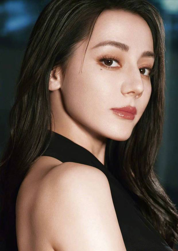 迪丽热巴《黑色挂脖裙》亮相,高马尾演绎摩登风情 -1 迪丽热巴《黑色挂脖裙》亮相,高马尾演绎摩登风情 -1