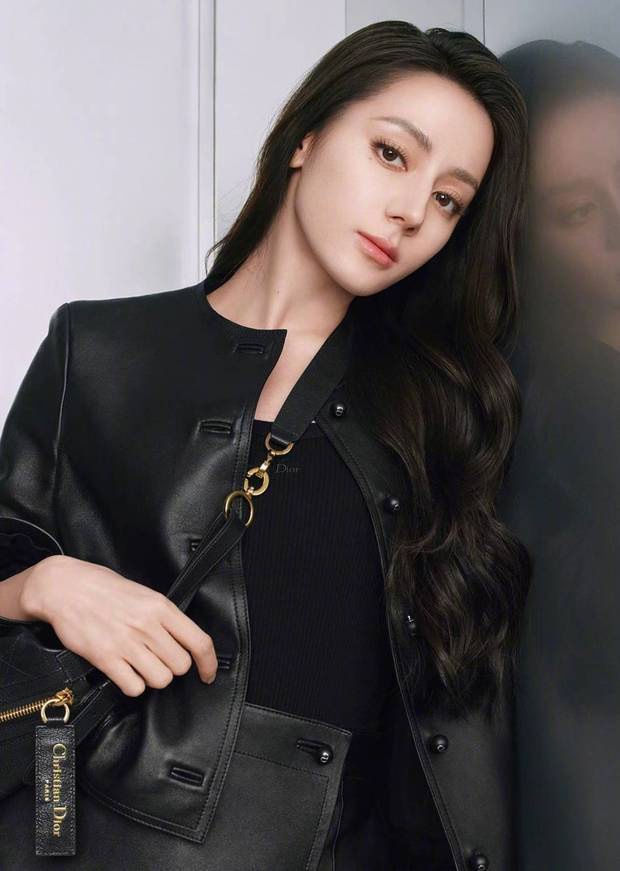 迪丽热巴《黑色挂脖裙》亮相,高马尾演绎摩登风情 -3 迪丽热巴《黑色挂脖裙》亮相,高马尾演绎摩登风情 -3