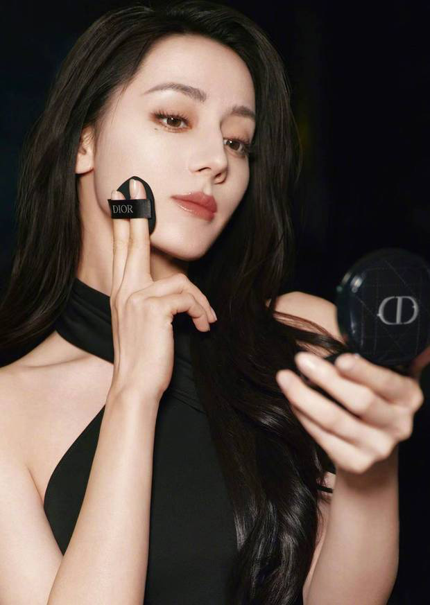 迪丽热巴《黑色挂脖裙》亮相,高马尾演绎摩登风情 -2 迪丽热巴《黑色挂脖裙》亮相,高马尾演绎摩登风情 -2