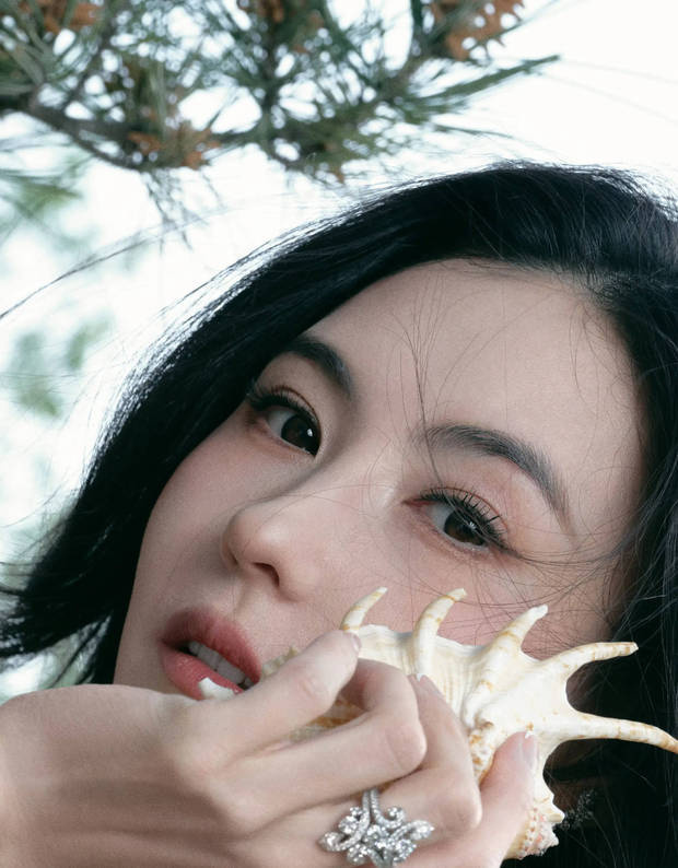 张柏芝波浪发型亮相，金色长裙展现曼妙身姿 -1