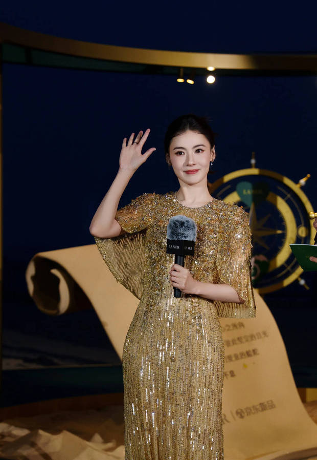 张柏芝波浪发型亮相，金色长裙展现曼妙身姿 -1