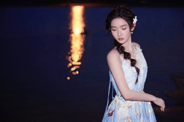 王玉雯海边漫步，穿白蓝长裙演绎清冷风情 -2