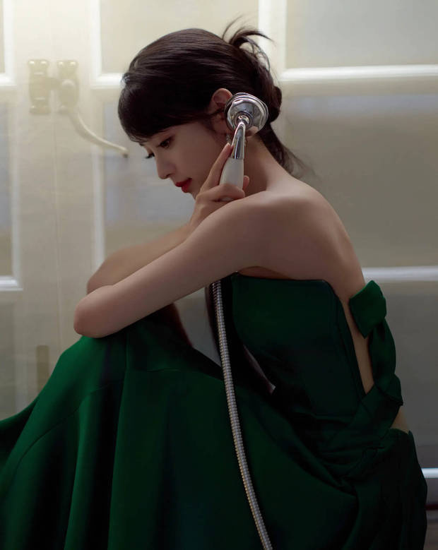 田曦薇着绿抹胸礼服,展现优雅美背线条 -3 田曦薇着绿抹胸礼服,展现优雅美背线条 -3