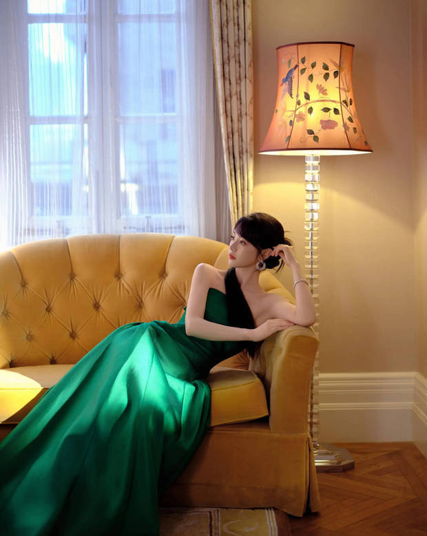 田曦薇着绿抹胸礼服,展现优雅美背线条 -1 田曦薇着绿抹胸礼服,展现优雅美背线条 -1