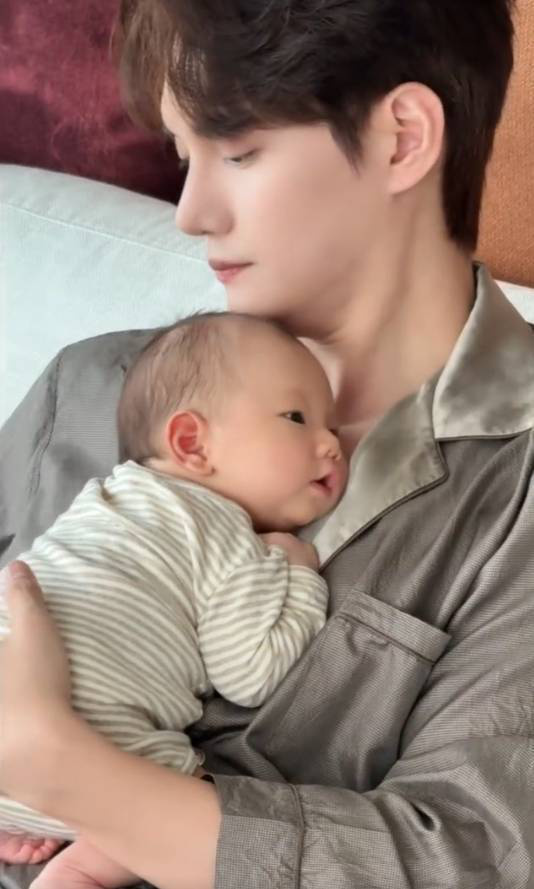 张檬晒儿子正面照，小五抱娃展父爱 -2