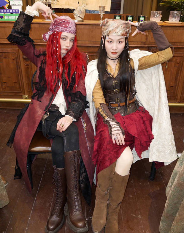 金靖分享与迪丽热巴“海盗装”合影，网友：塑料姐妹花再上线！ -1