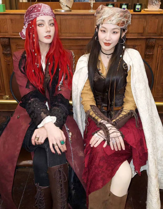 金靖分享与迪丽热巴“海盗装”合影，网友：塑料姐妹花再上线！ -2