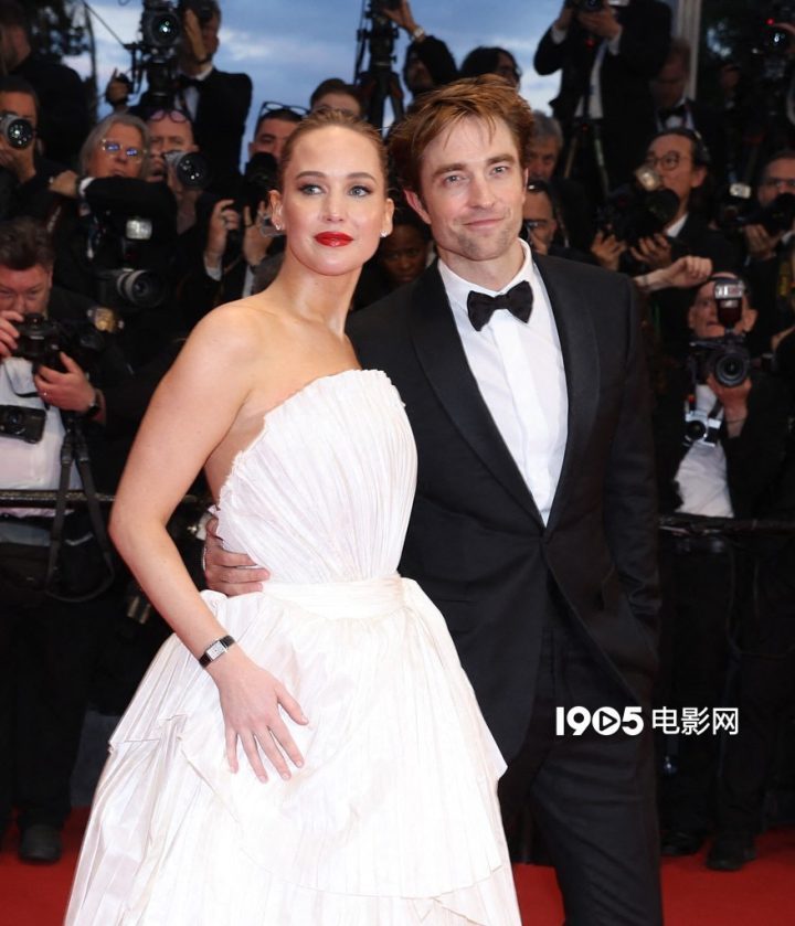 《戈达尔传》怀旧登场戛纳 主竞赛区詹妮弗·罗伯特留影 -2