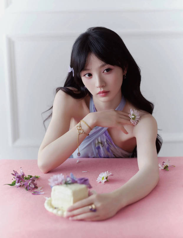 田曦薇《紫色挂脖长裙》微卷簪花,灵动如精灵 -2 田曦薇《紫色挂脖长裙》微卷簪花,灵动如精灵 -2