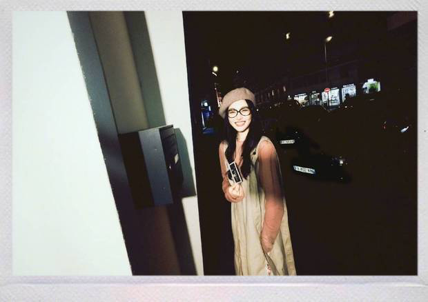 文艺范十足!唐嫣戛纳街头戴《贝雷帽》配《黑框眼镜》悠闲漫步 -1 文艺范十足!唐嫣戛纳街头戴《贝雷帽》配《黑框眼镜》悠闲漫步 -1