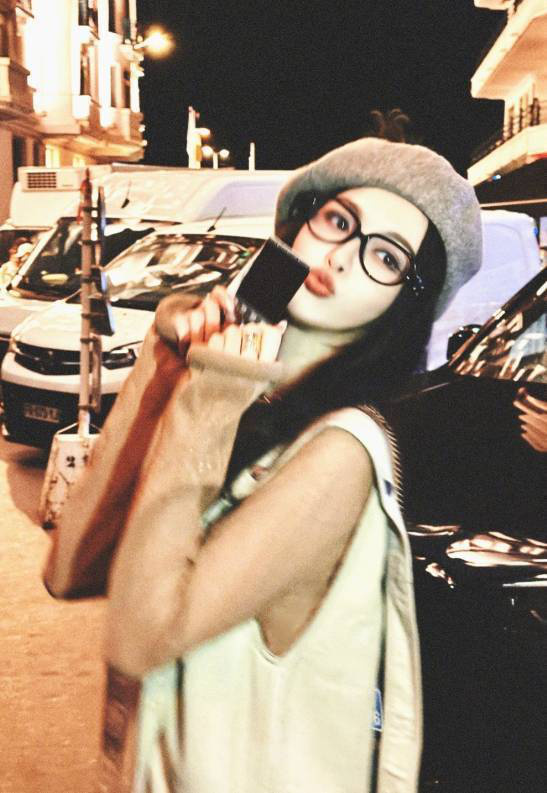 文艺范十足!唐嫣戛纳街头戴《贝雷帽》配《黑框眼镜》悠闲漫步 -3 文艺范十足!唐嫣戛纳街头戴《贝雷帽》配《黑框眼镜》悠闲漫步 -3