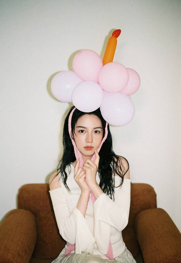 周也穿粉条纹衬衫,戴气球似梦幻少女 -1 周也穿粉条纹衬衫,戴气球似梦幻少女 -1