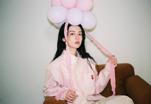 周也穿粉条纹衬衫,戴气球似梦幻少女 -2 周也穿粉条纹衬衫,戴气球似梦幻少女 -2